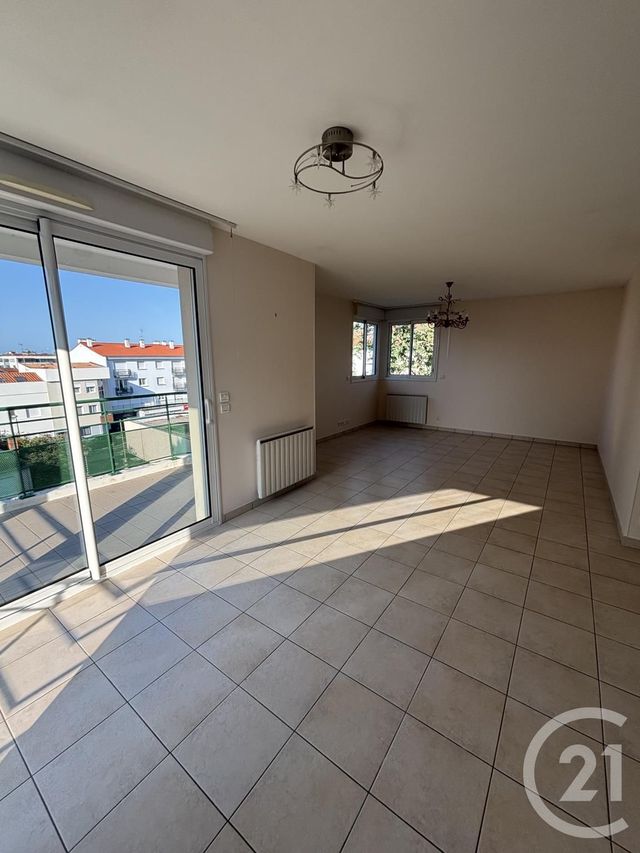 Appartement F3 à louer - 4 pièces - 94.0 m2 - CHALLANS - 85 - PAYS-DE-LOIRE - Century 21 L'Océane