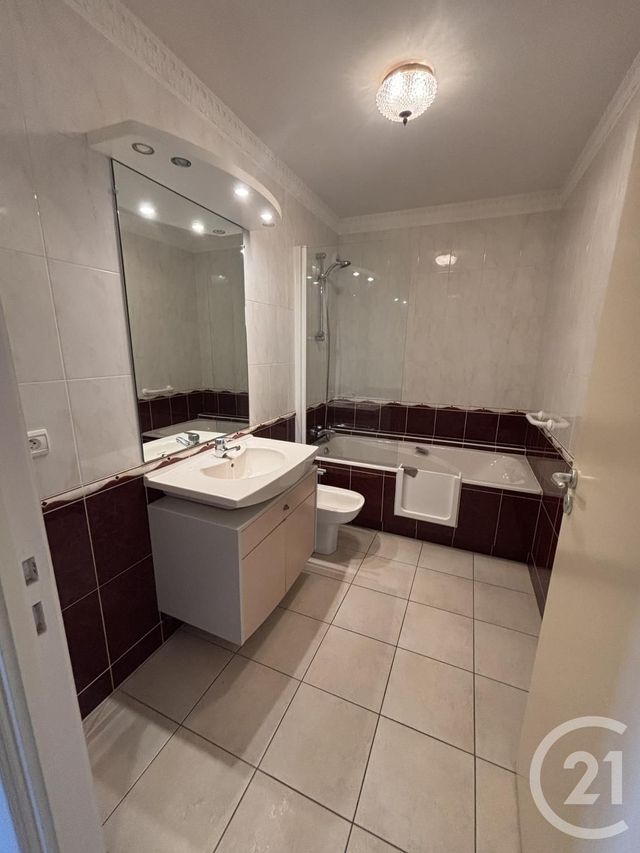 Appartement F3 à louer - 4 pièces - 94.0 m2 - CHALLANS - 85 - PAYS-DE-LOIRE - Century 21 L'Océane