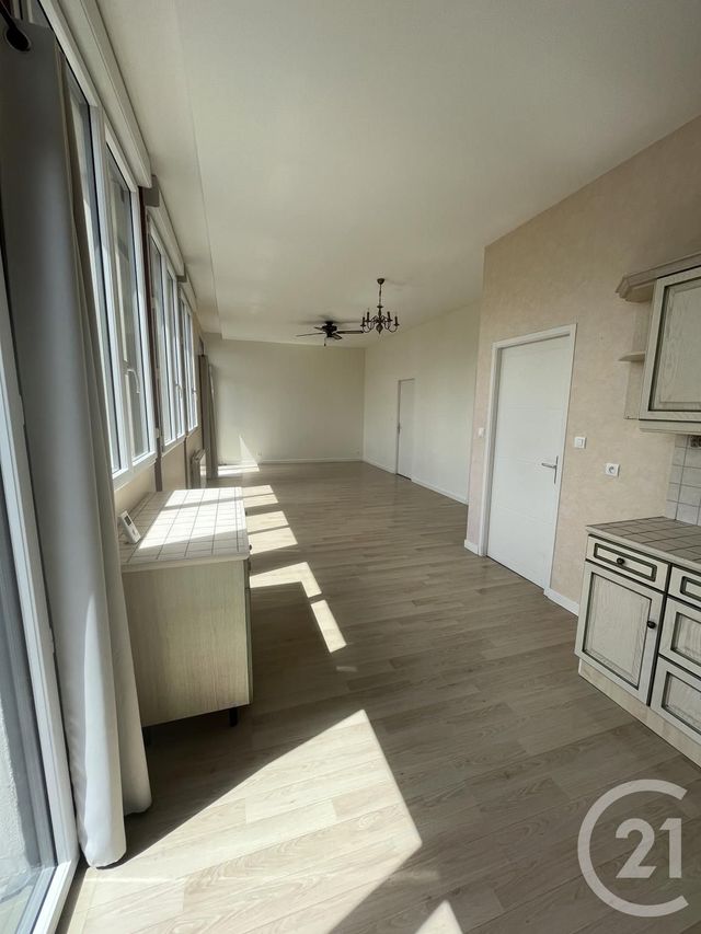 Appartement F4 à vendre - 4 pièces - 76.75 m2 - COMMEQUIERS - 85 - PAYS-DE-LOIRE - Century 21 L'Océane